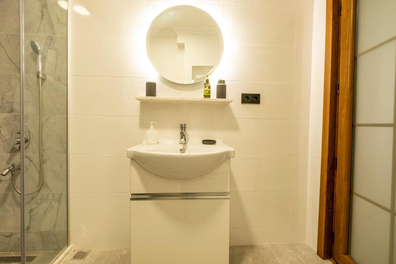 Spacious And Comfy 2Br In The Heart Of Cihangir Appartement Istanboel Buitenkant foto